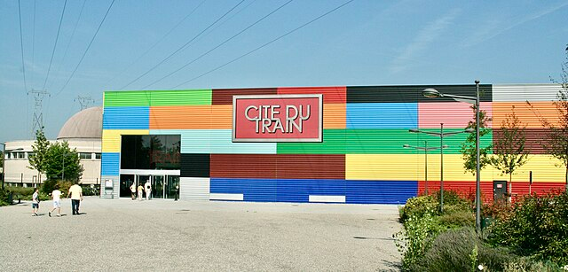 Bâtiment coloré du musée du train à Mulhouse, idée pour savoir que faire dans le Haut-Rhin quand il pleut