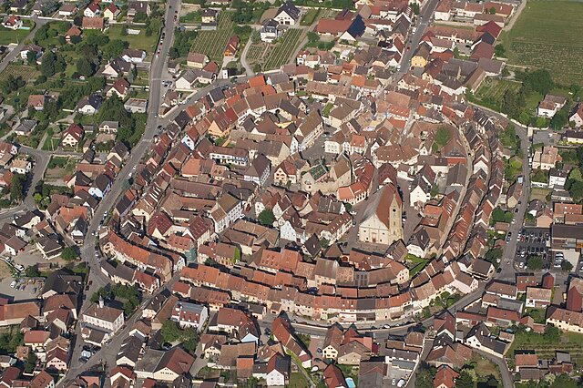 Une vue aérienne d'Eguisheim montrant clairement le plan concentrique formé autour des vestiges du château.