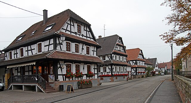 façades des maisons de Hunspach mettant en évidence la blancheur éclatante des murs et les pans de bois sombres.