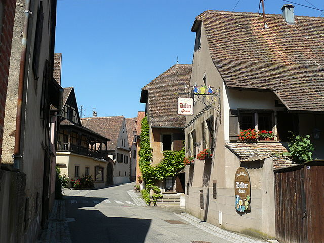 Une rue de Mittelbergheim montrant les façades en pierre de taille (de couleur chaude/calcaire)