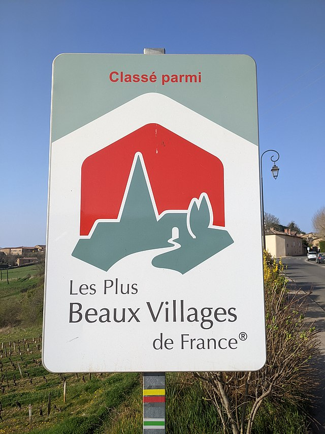 panneau routier « Les Plus Beaux Villages de France » fixé à l'entrée d'un village.