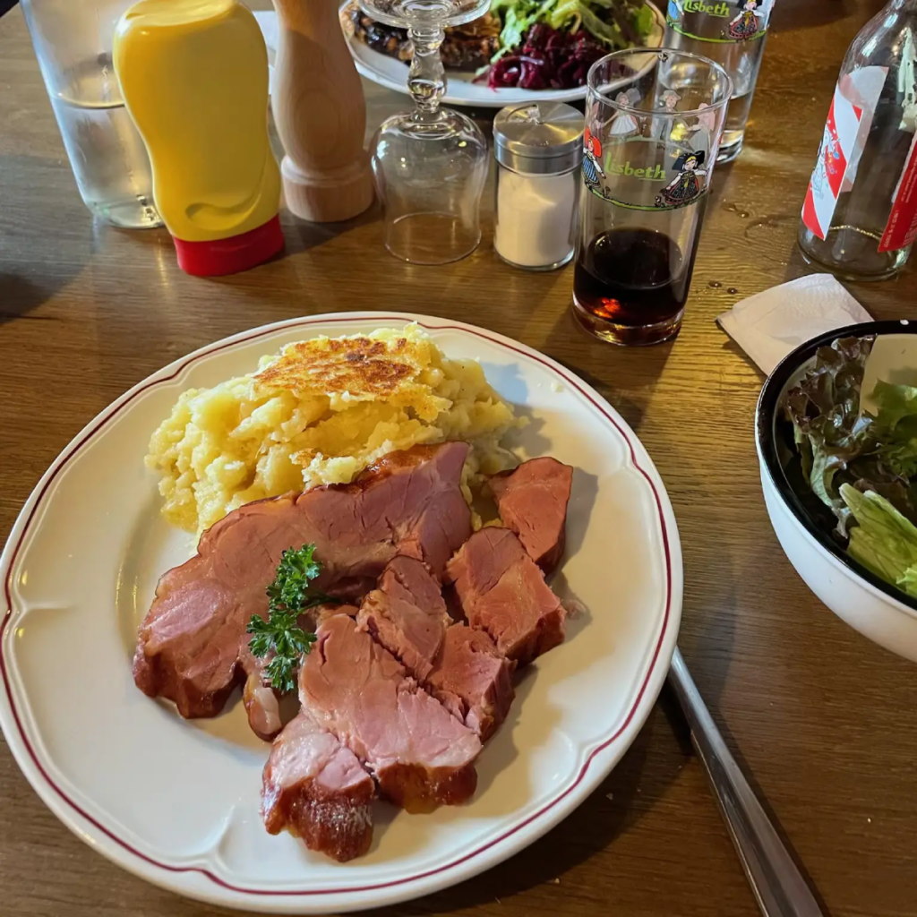 Repas Marcaire dans la ferme auberge Kahlenwasen au Petit-Ballon, pour illustrer le Repas Marcaire