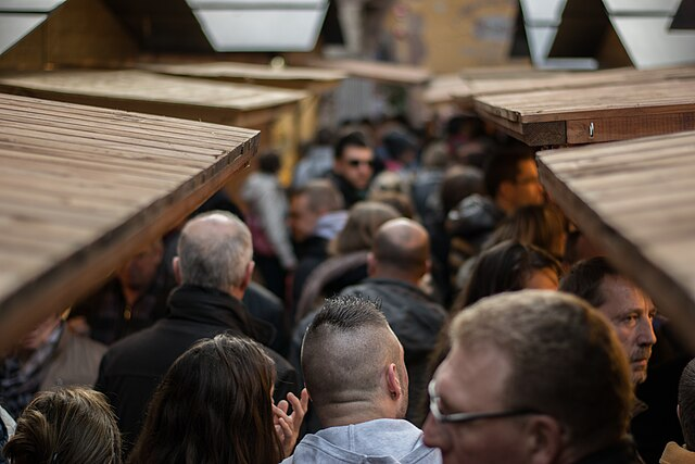 Une photo de Riquewihr pendant le marché de Noël, on y voit une foule compacte, presque oppressante.