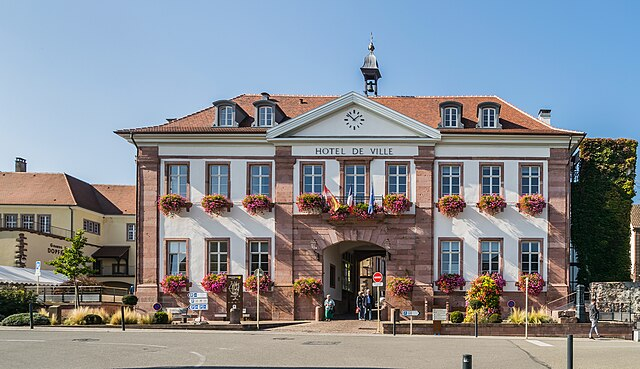 L'hôtel de ville, bâtiment historique de Riquewihr, avec fleurs colorées