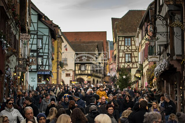 Rue animée à Riquewihr avec beaucoup de monde lors du Marché de Noel 2015. Illustration pour l'article Les Plus Beaux Villages d'Alsace