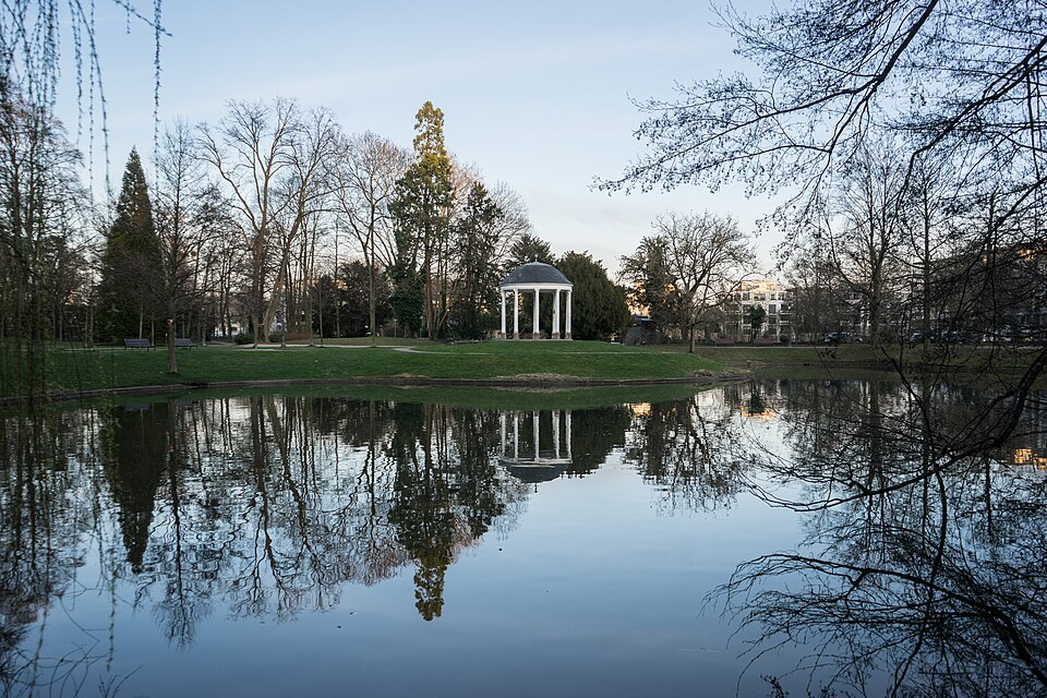 Le lac dans le parc de l'orangerie