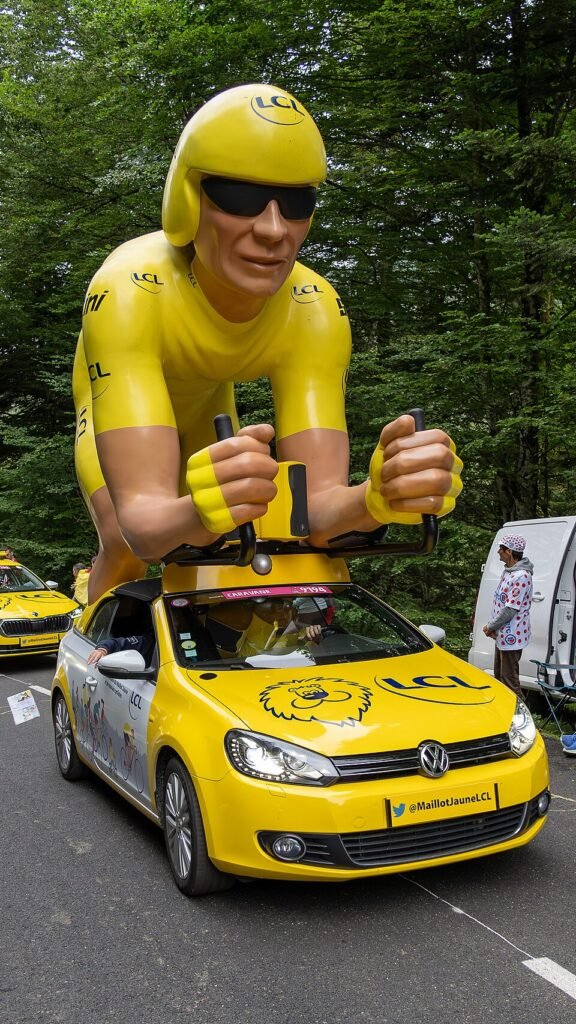 Véhicule jaune LCL de la caravane publicitaire du Tour de France