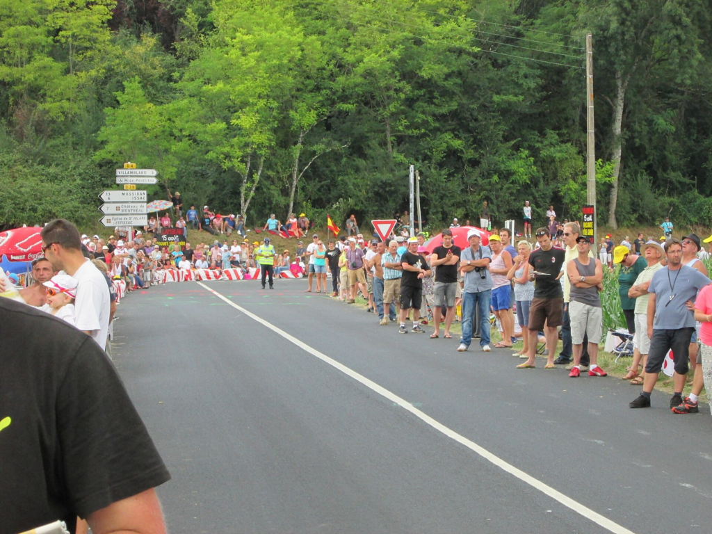 Spectateurs attendant le passage du Tour de France au bord de la route